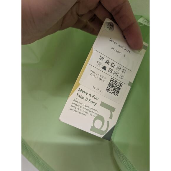 Halara High Waisted Dolphin Hem Casual Shorts 2" Green Size Small NWT - Picture 5 of 9